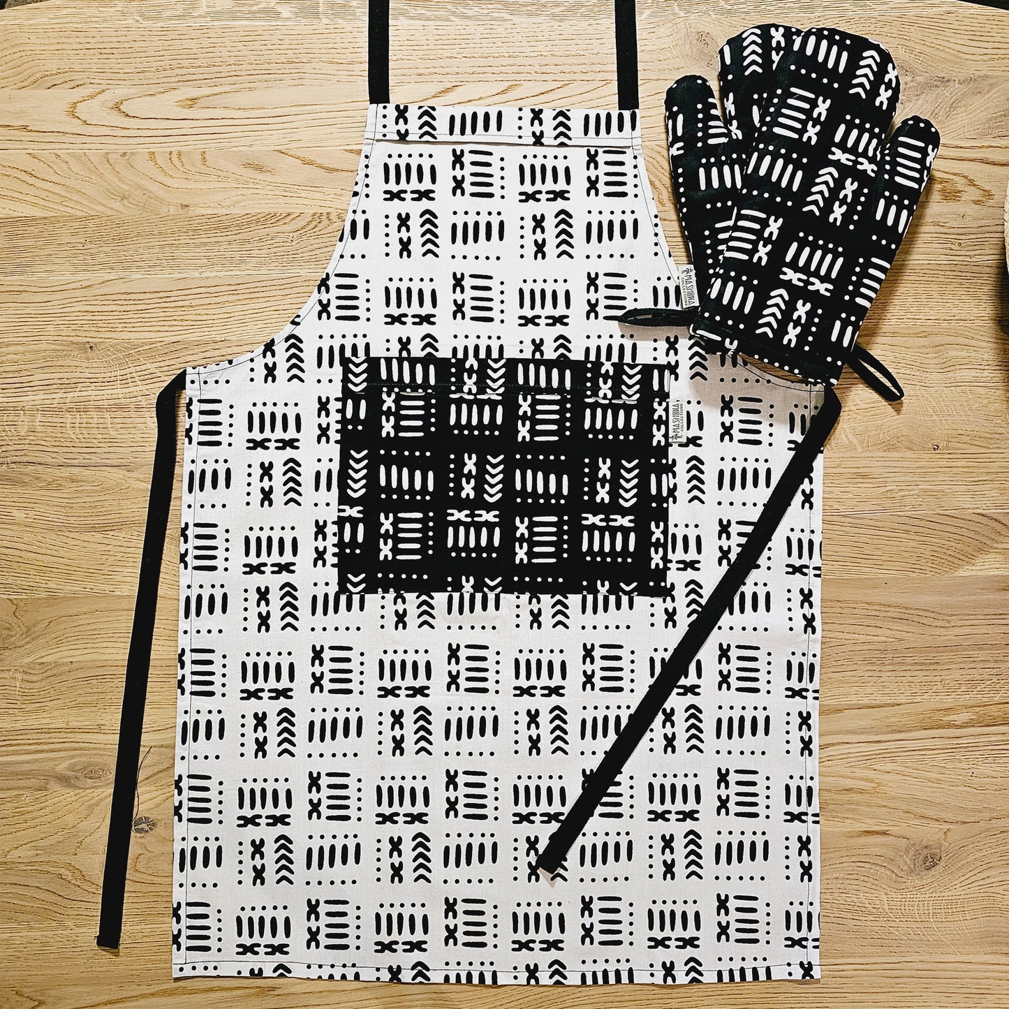 Handmade Apron and Matching Oven Gloves Set-0