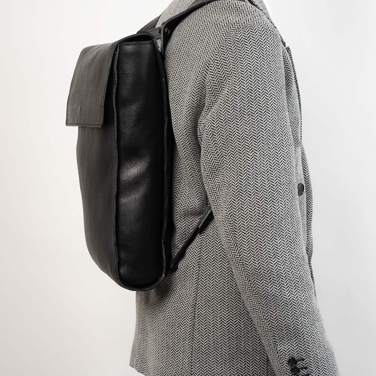 Leather laptop backpack - The Minimalist (Black)-3